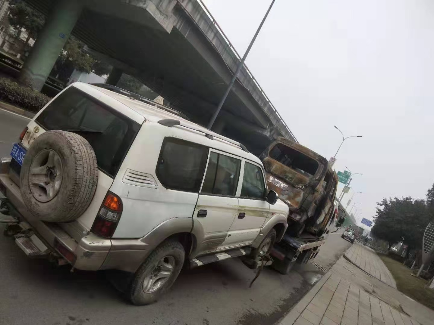 上海報(bào)廢機(jī)動(dòng)汽車回收公司拖車收費(fèi)多少？